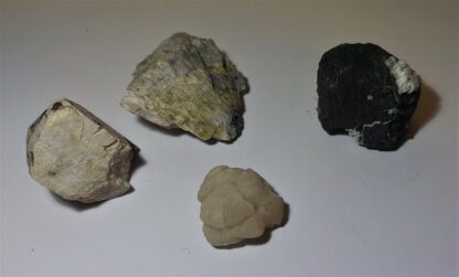 Hastingsitt, Cancrinitt, Mikroklin og Calcitt